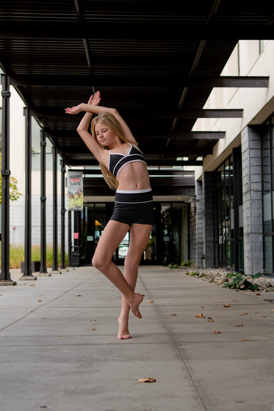 Elevate Shorts- Black/White
